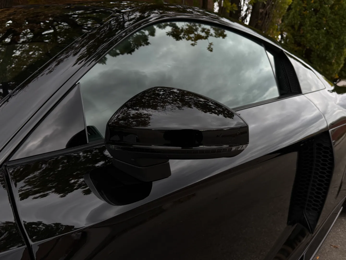 Audi R8 V10 RWD Coupe — photo 19