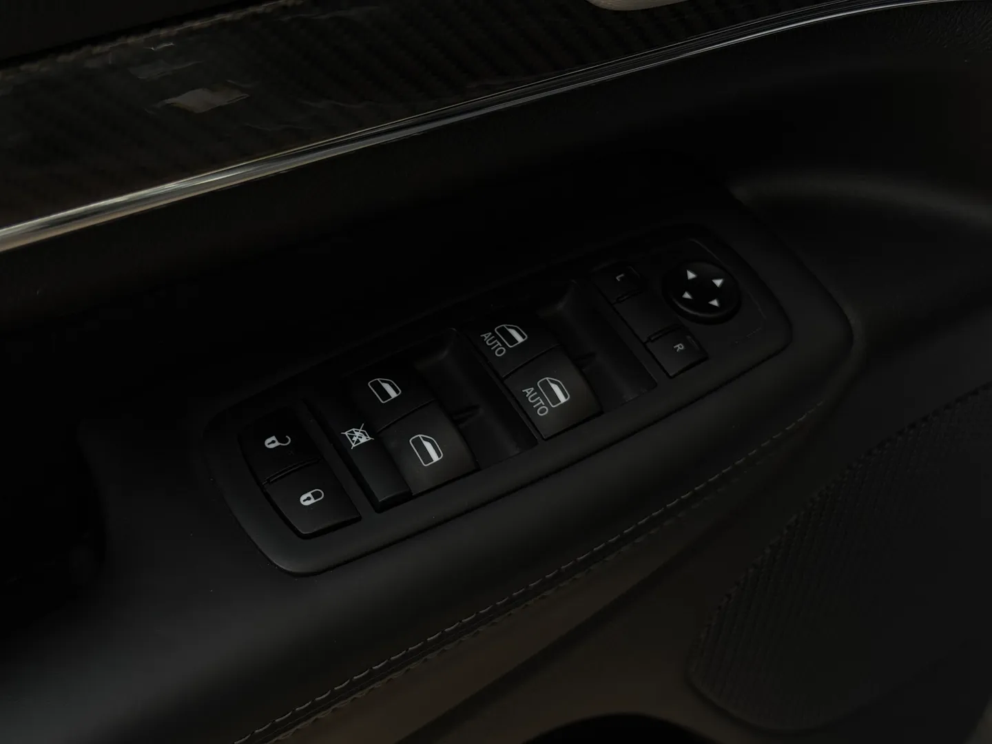Jeep Grand Cherokee SRT — photo 44