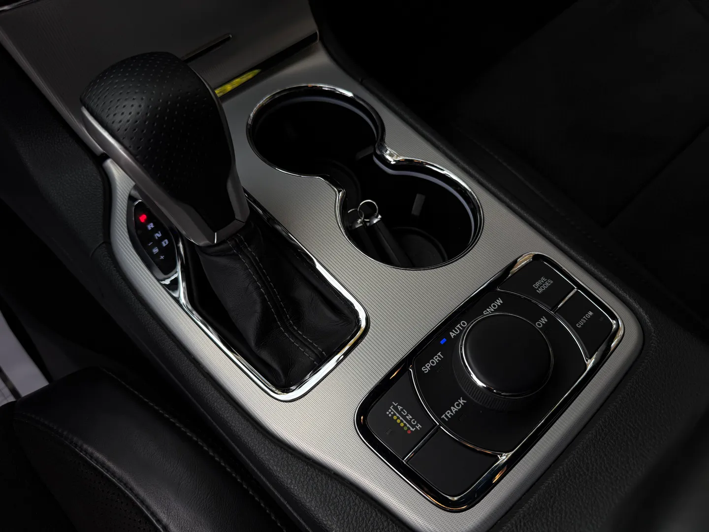 Jeep Grand Cherokee SRT — photo 47