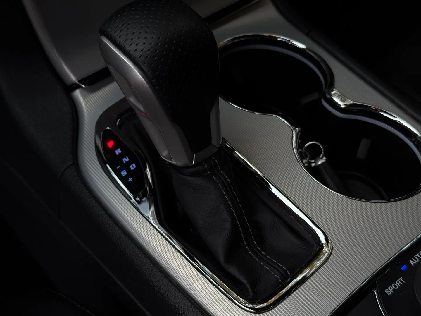 Jeep Grand Cherokee SRT — photo 48