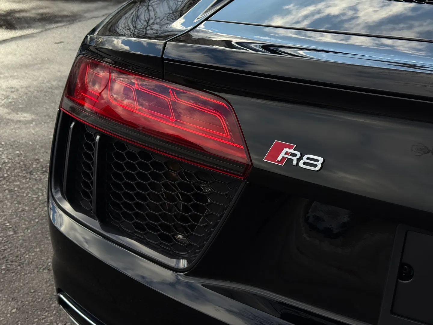 Audi R8 V10 Quattro Coupe — photo 28