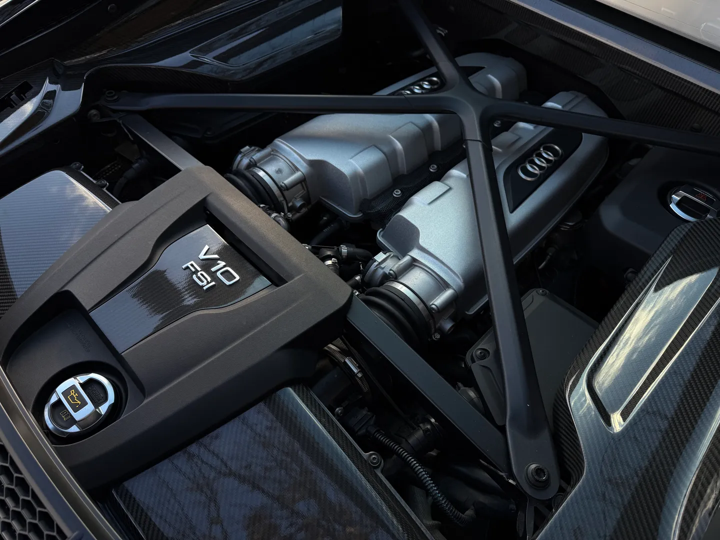 Audi R8 V10 Quattro Coupe — photo 36