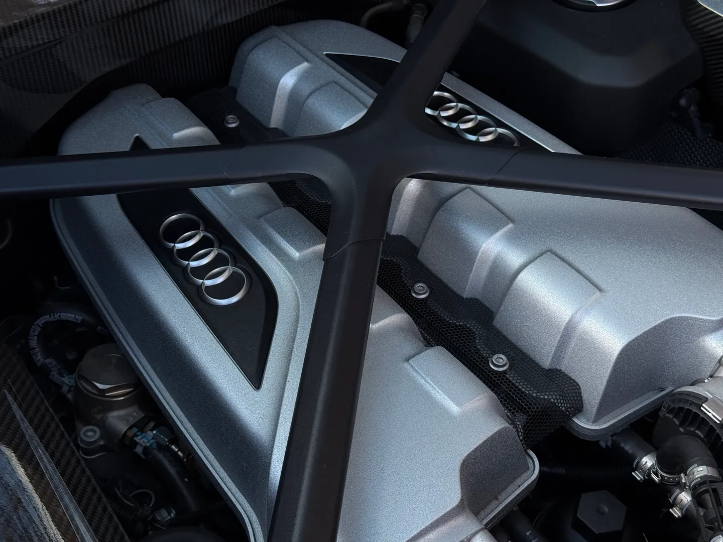 Audi R8 V10 Quattro Coupe — photo 38