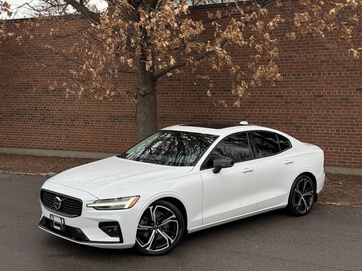 Volvo S60 Plus Dark Theme — photo 2