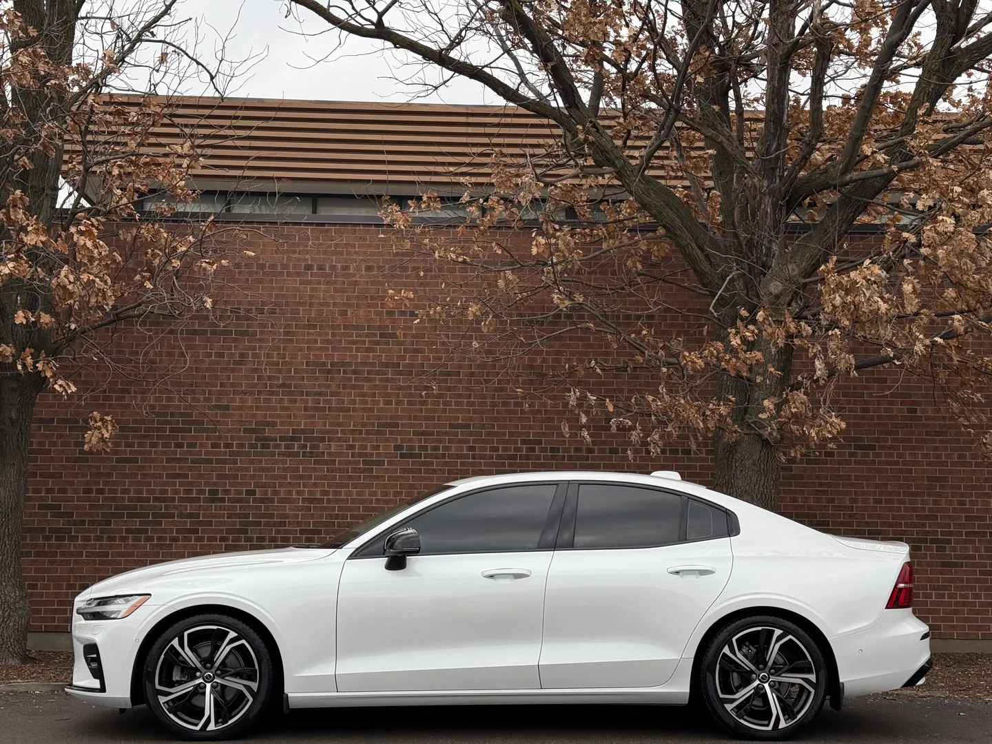 Volvo S60 Plus Dark Theme — photo 10