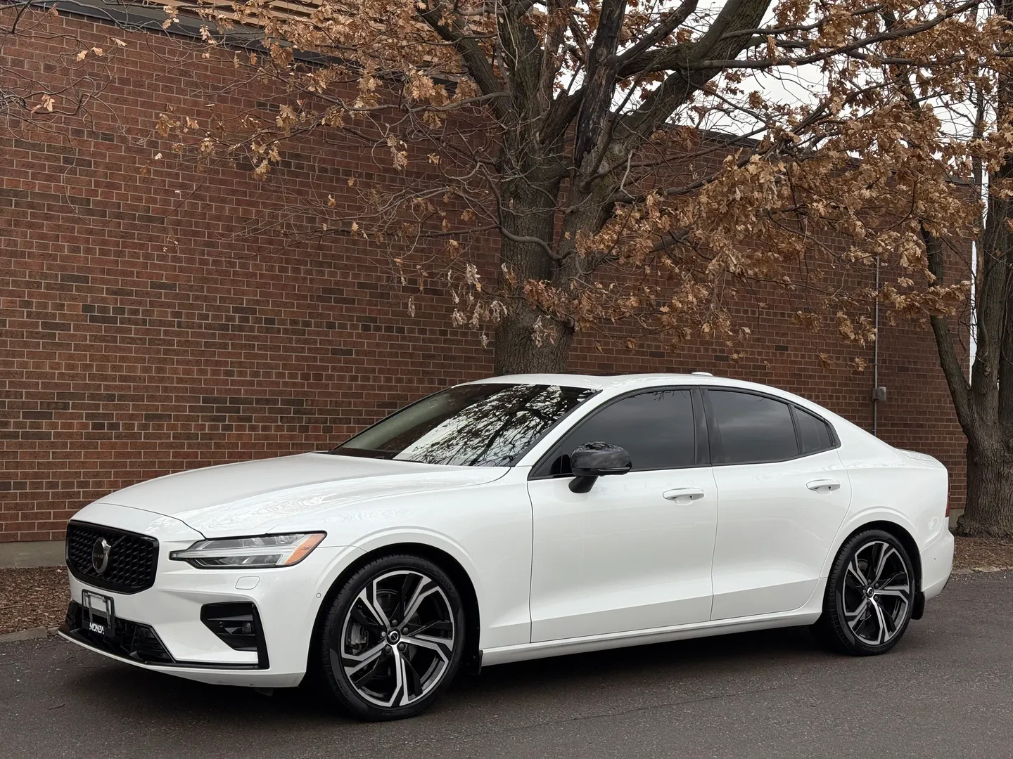 Volvo S60 Plus Dark Theme — photo 8