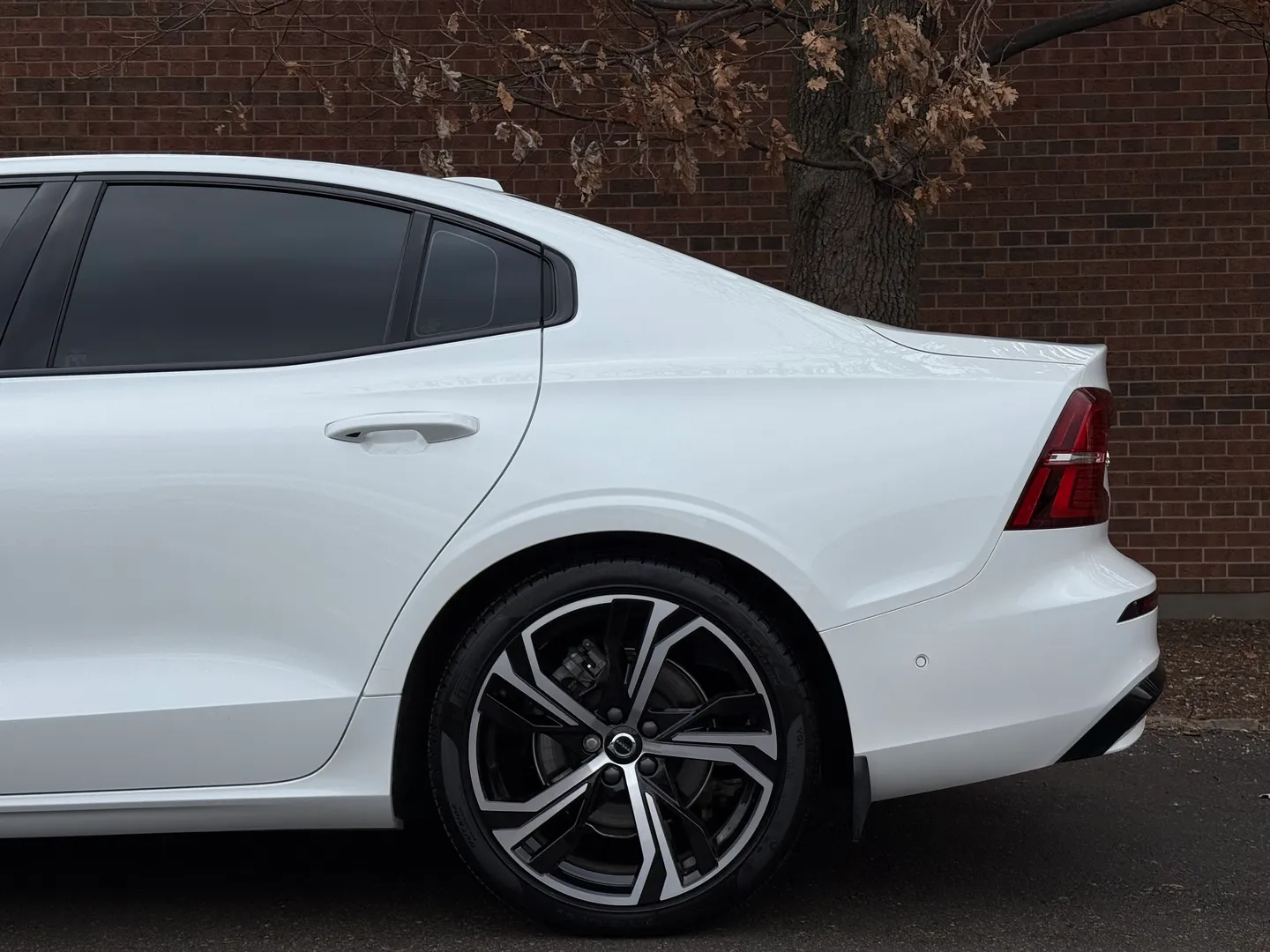 Volvo S60 Plus Dark Theme — photo 12