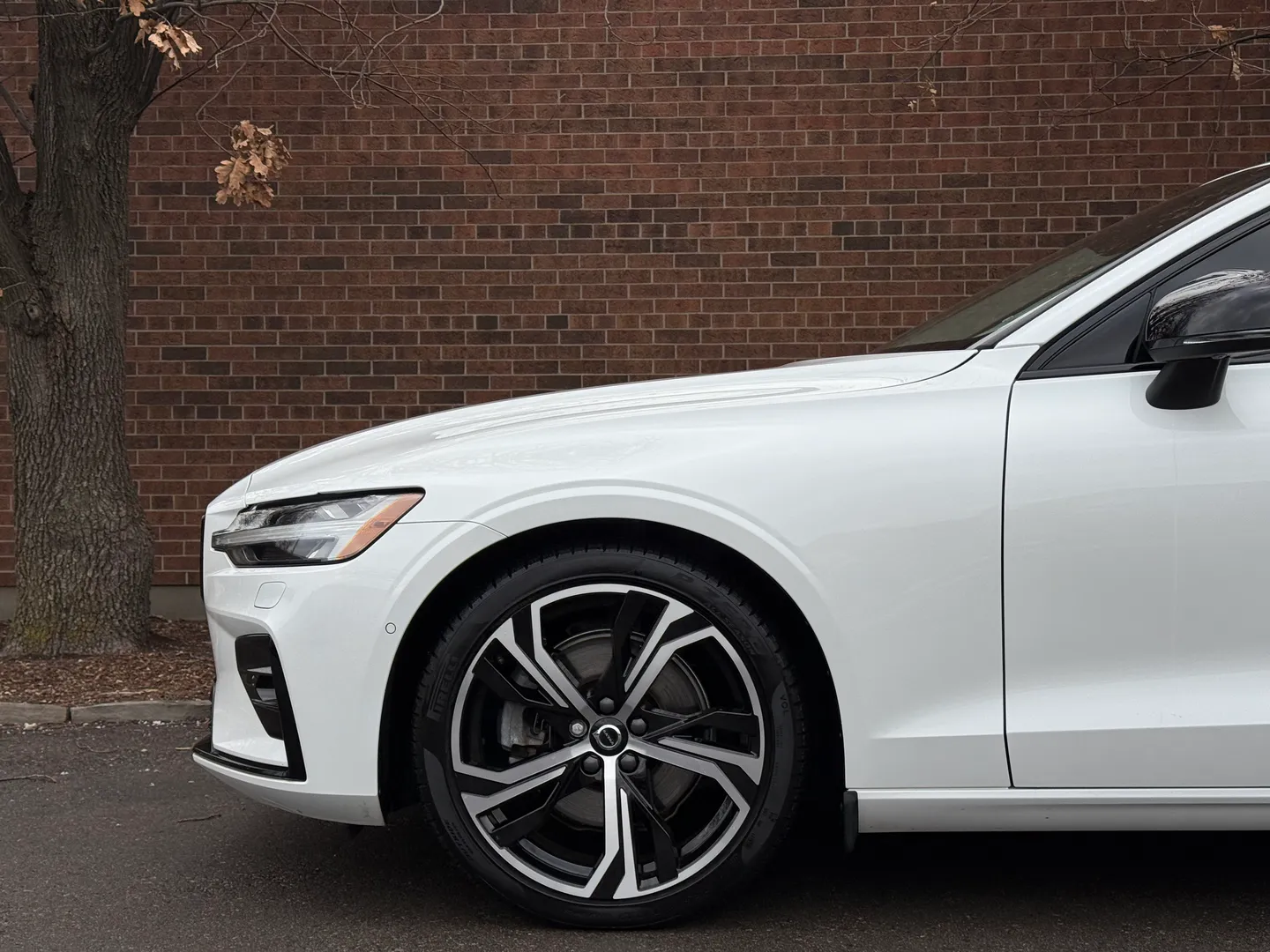 Volvo S60 Plus Dark Theme — photo 11