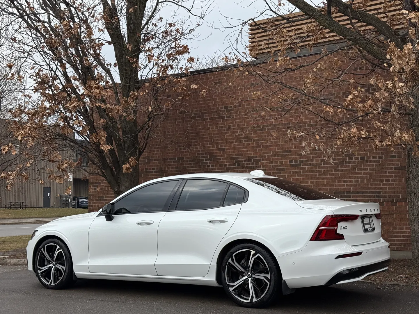 Volvo S60 Plus Dark Theme — photo 19