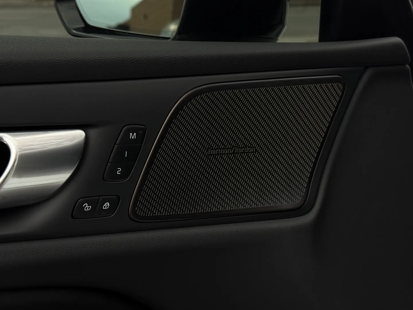 Volvo S60 Plus Dark Theme — photo 36