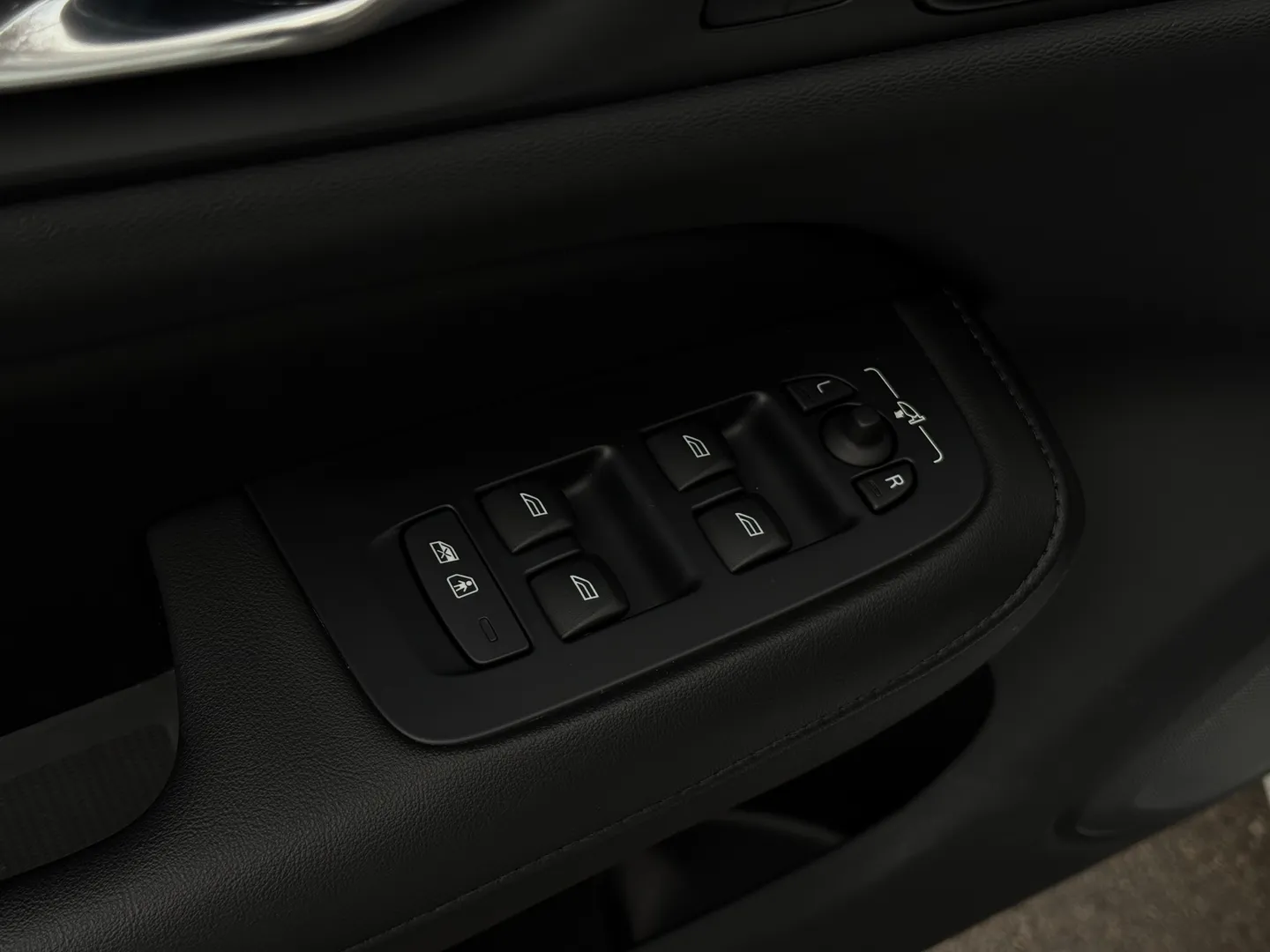 Volvo S60 Plus Dark Theme — photo 37
