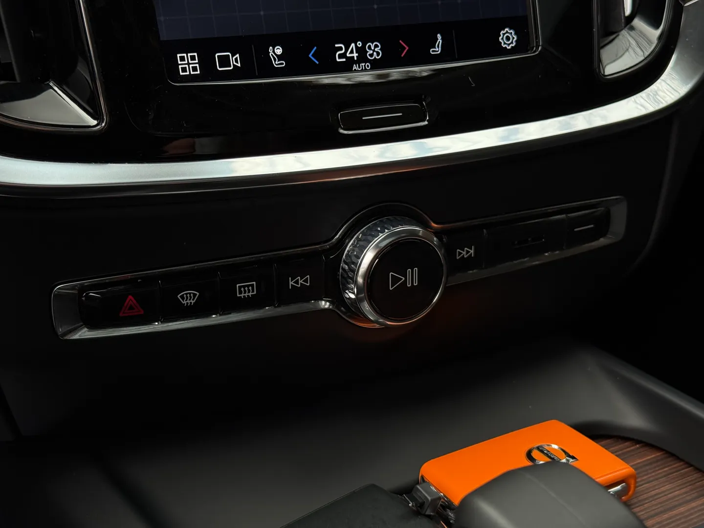 Volvo S60 Plus Dark Theme — photo 43