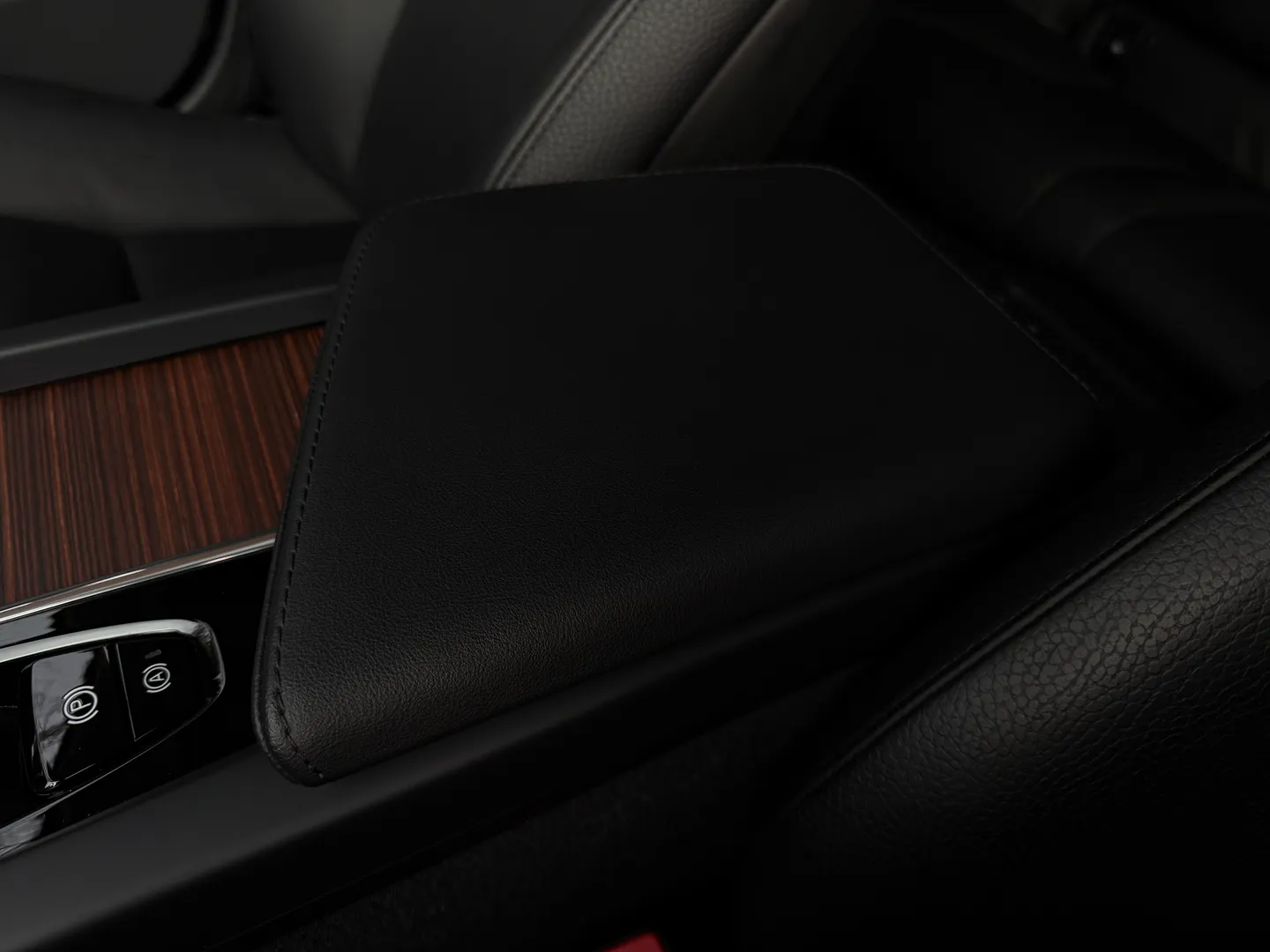 Volvo S60 Plus Dark Theme — photo 57