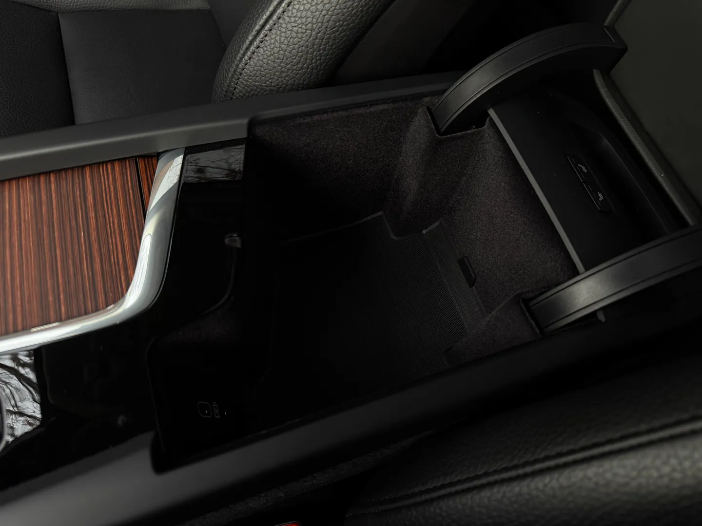 Volvo S60 Plus Dark Theme — photo 58