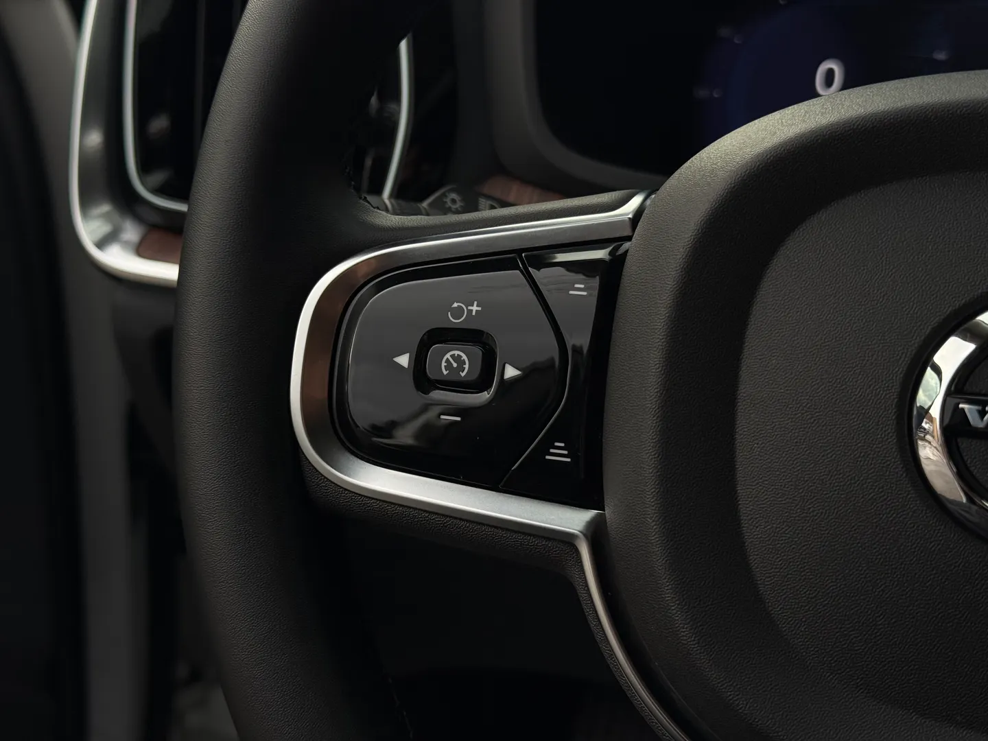 Volvo S60 Plus Dark Theme — photo 63