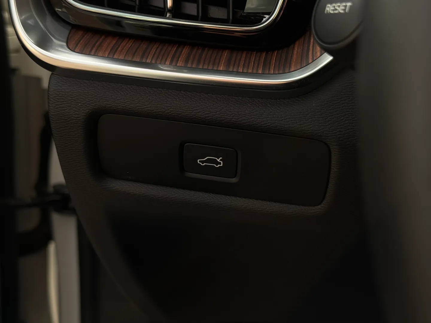 Volvo S60 Plus Dark Theme — photo 67