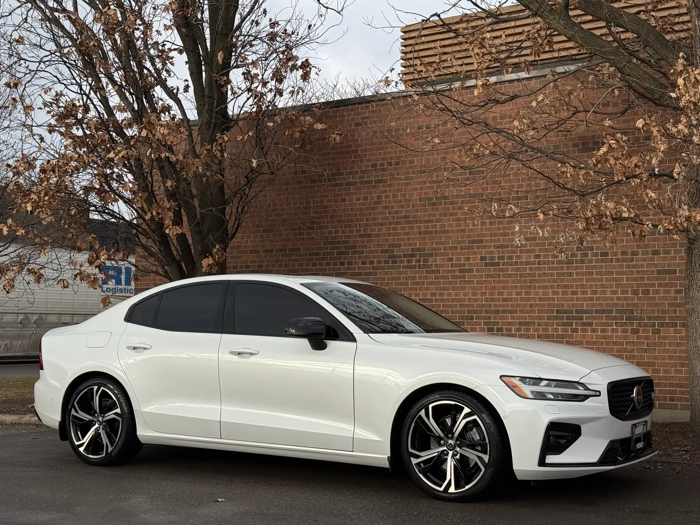 Volvo S60 Plus Dark Theme — photo 80