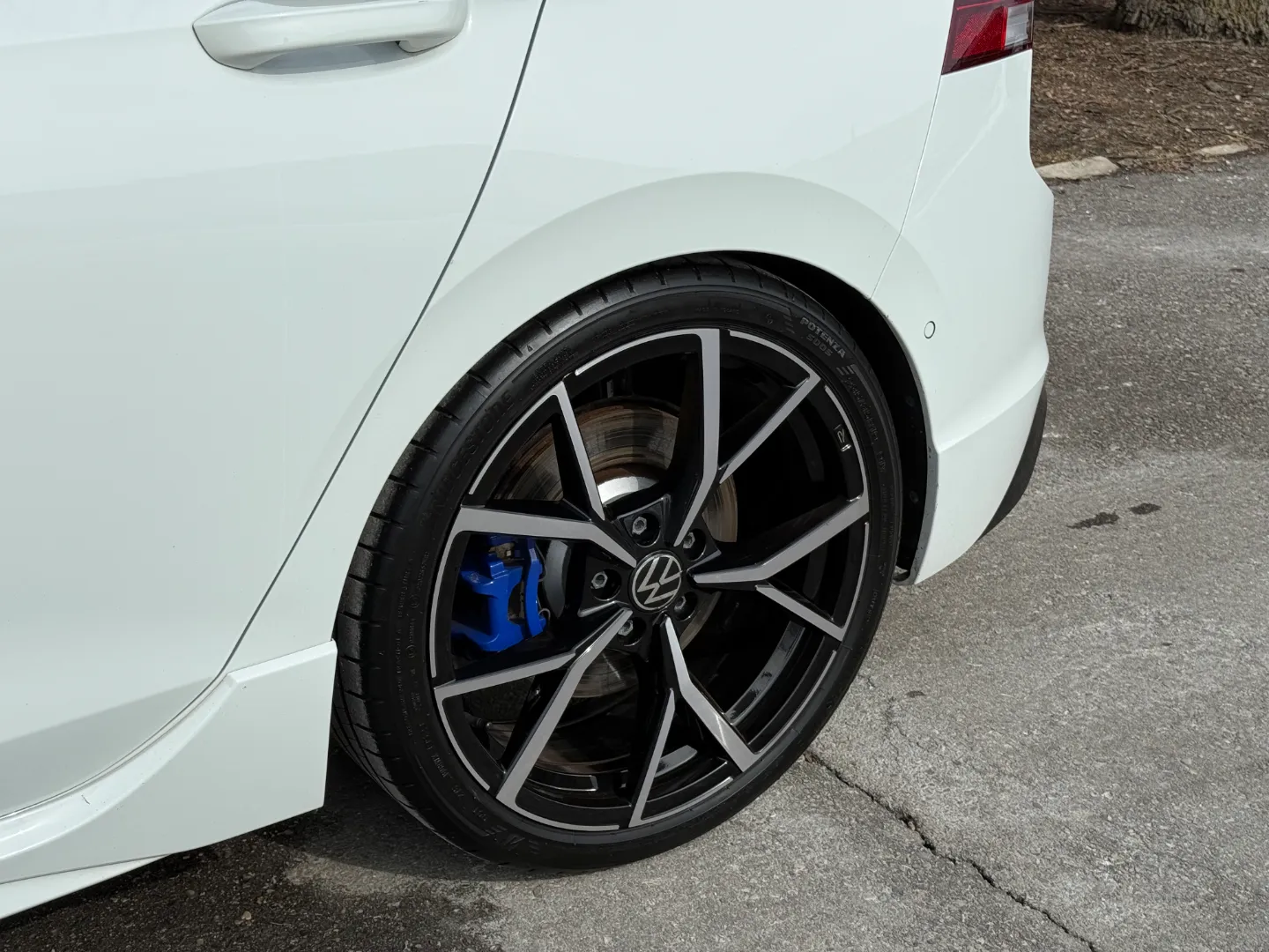 Volkswagen Golf R — photo 16