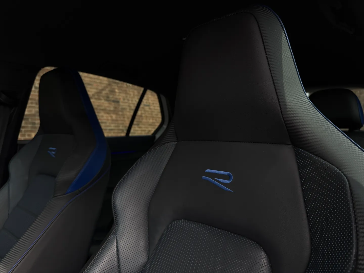 Volkswagen Golf R — photo 39