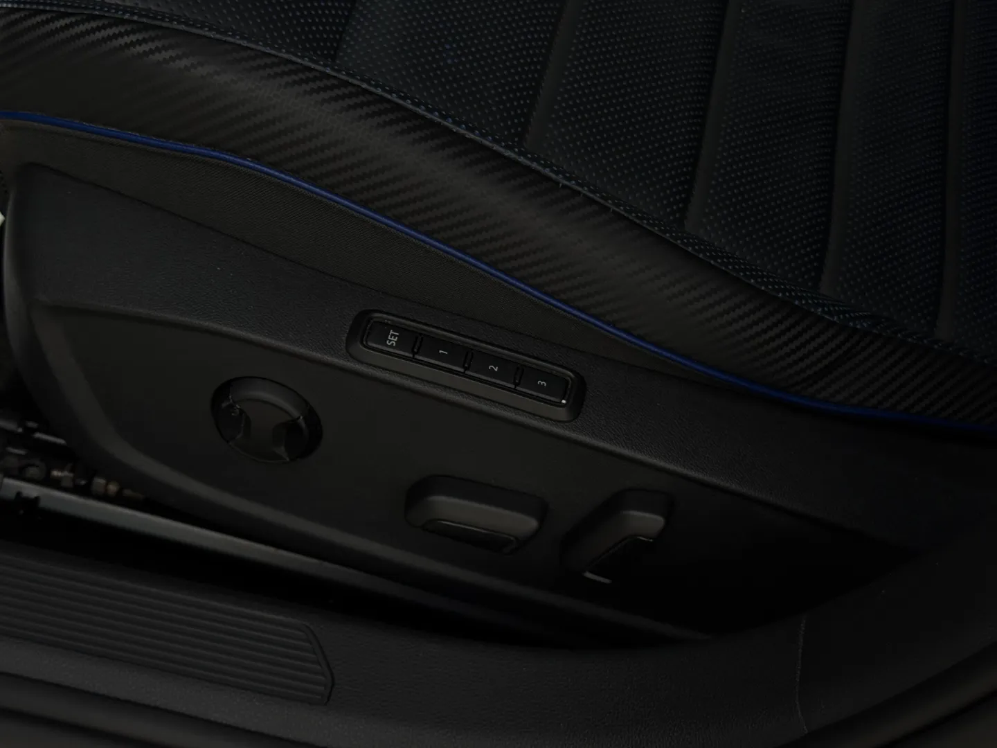 Volkswagen Golf R — photo 40