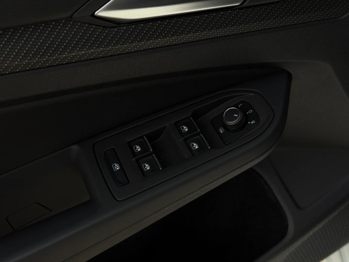 Volkswagen Golf R — photo 44