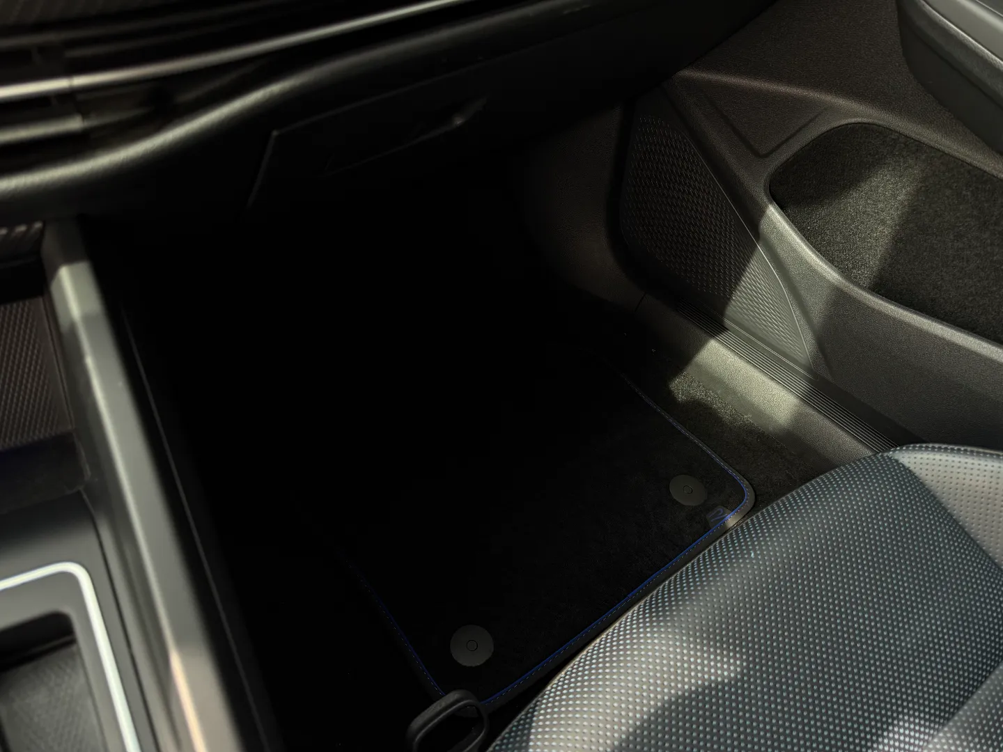 Volkswagen Golf R — photo 65