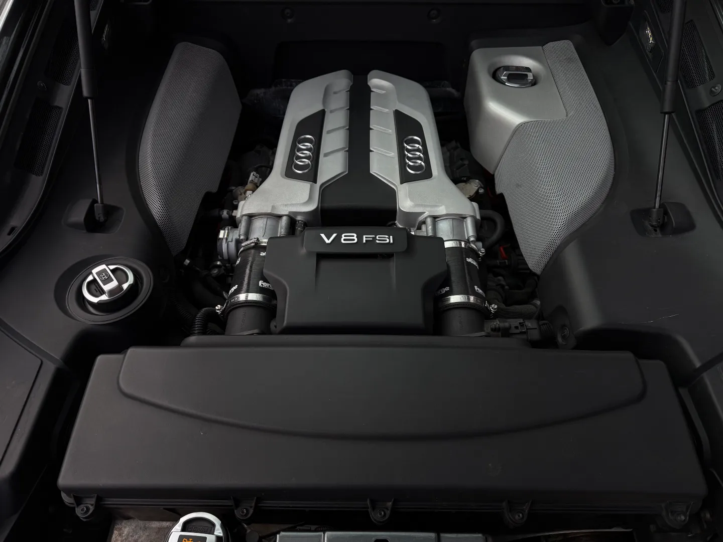Audi R8 V8 Gated 6 Speed Manual Coupe — photo 31