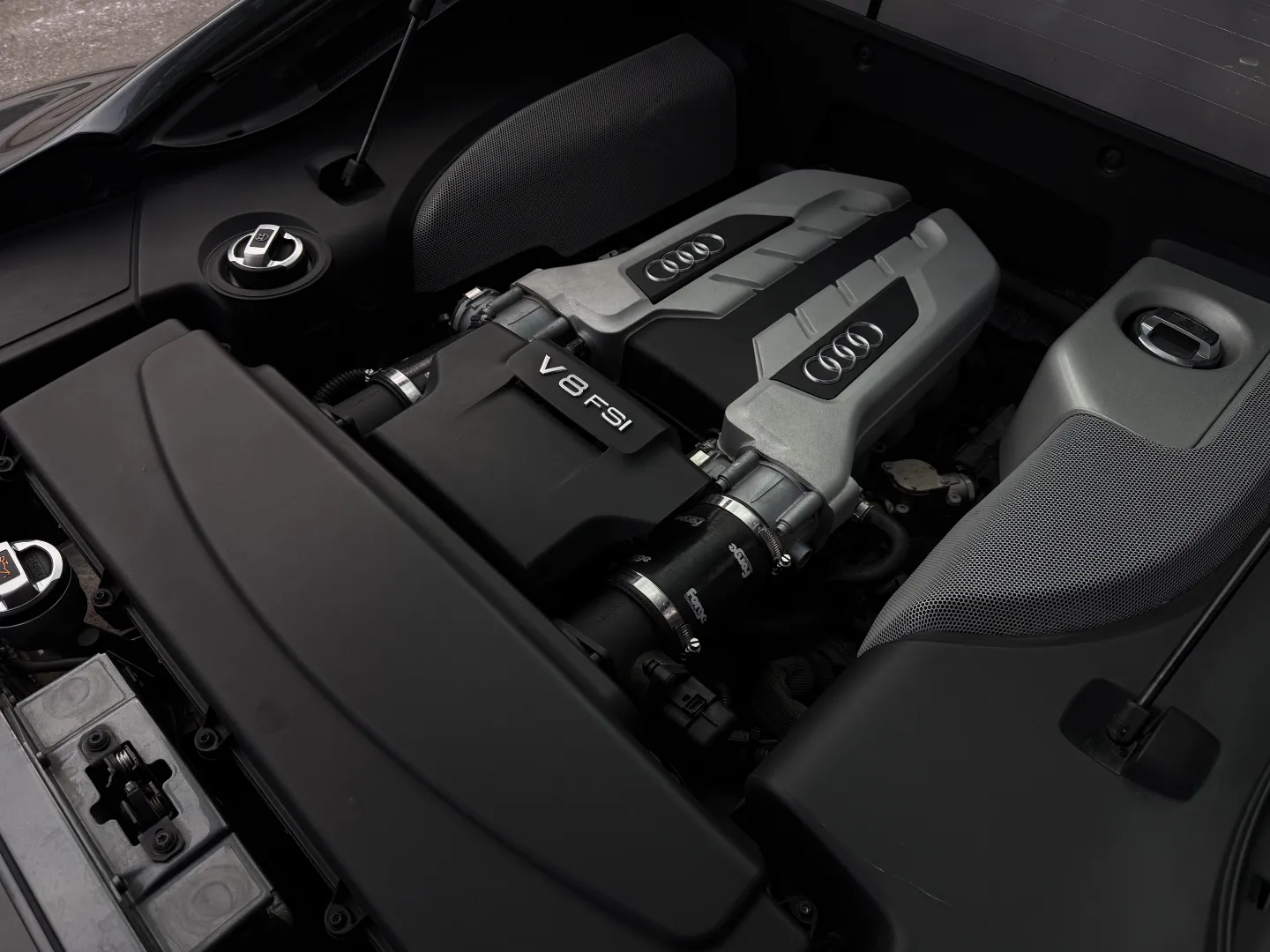 Audi R8 V8 Gated 6 Speed Manual Coupe — photo 32