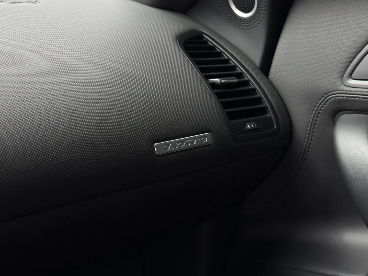 Audi R8 V8 Gated 6 Speed Manual Coupe — photo 56