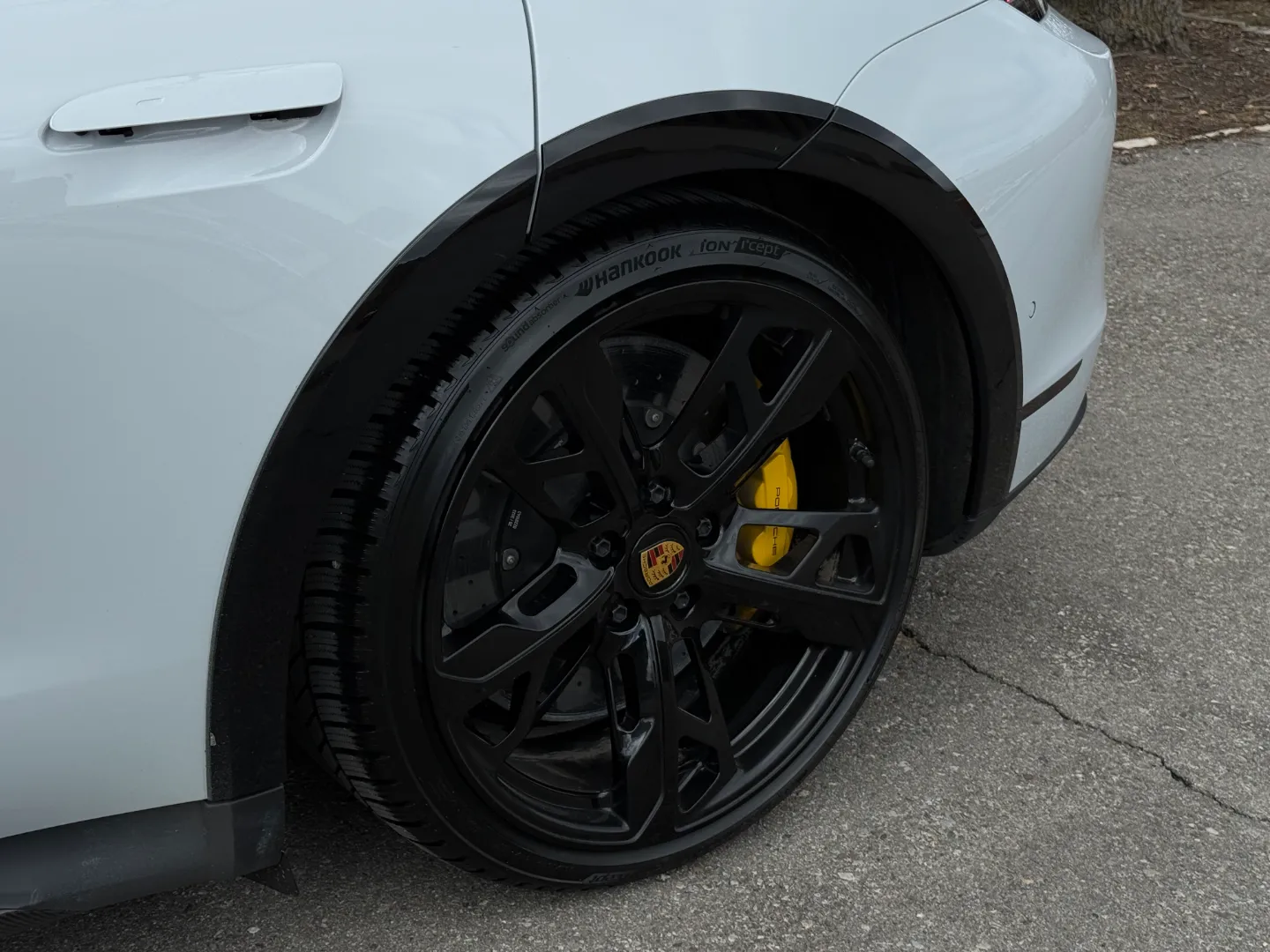 Porsche Taycan Turbo S Cross Turismo  — photo 16