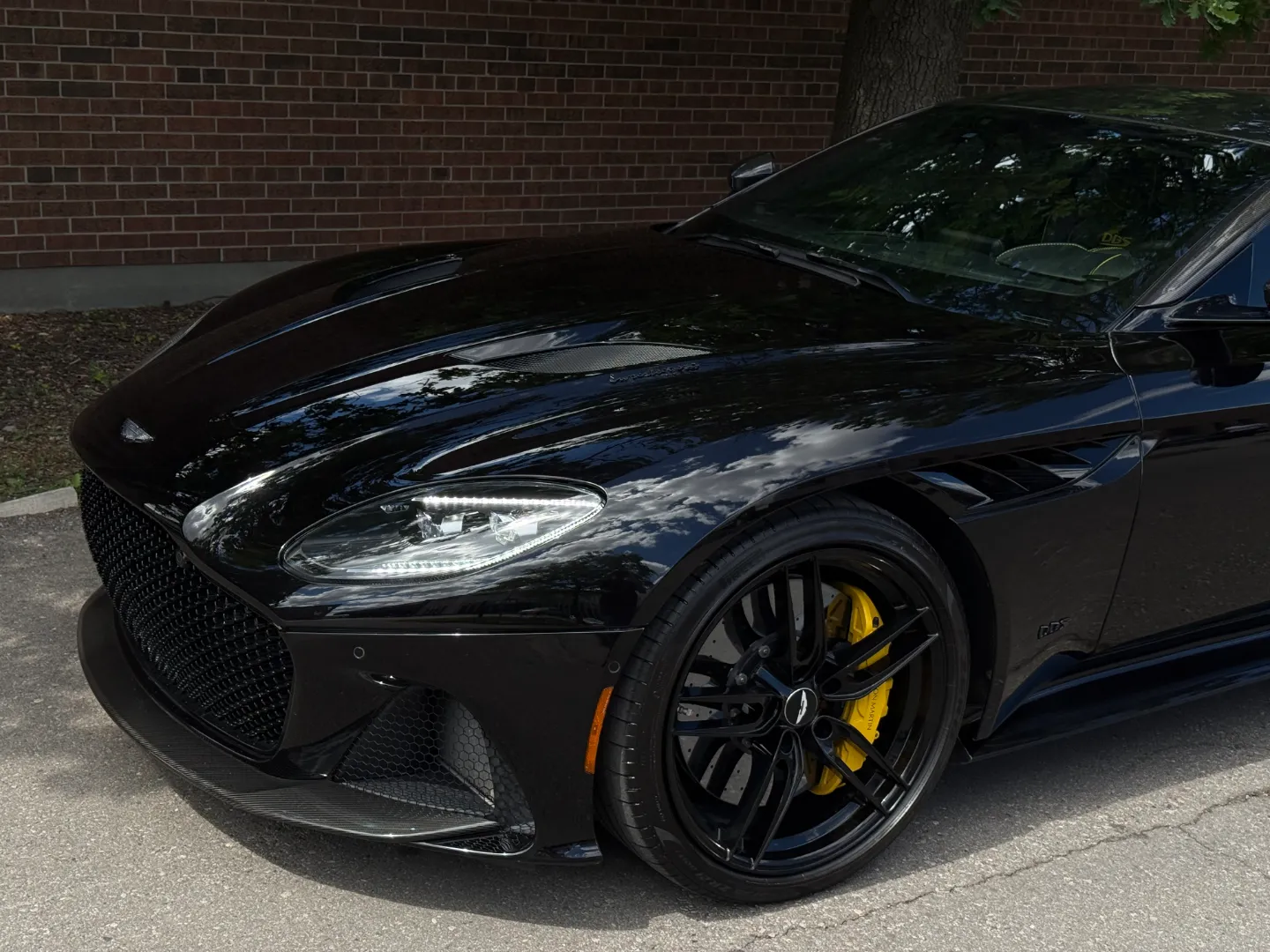 Aston Martin DBS Superleggera — photo 6