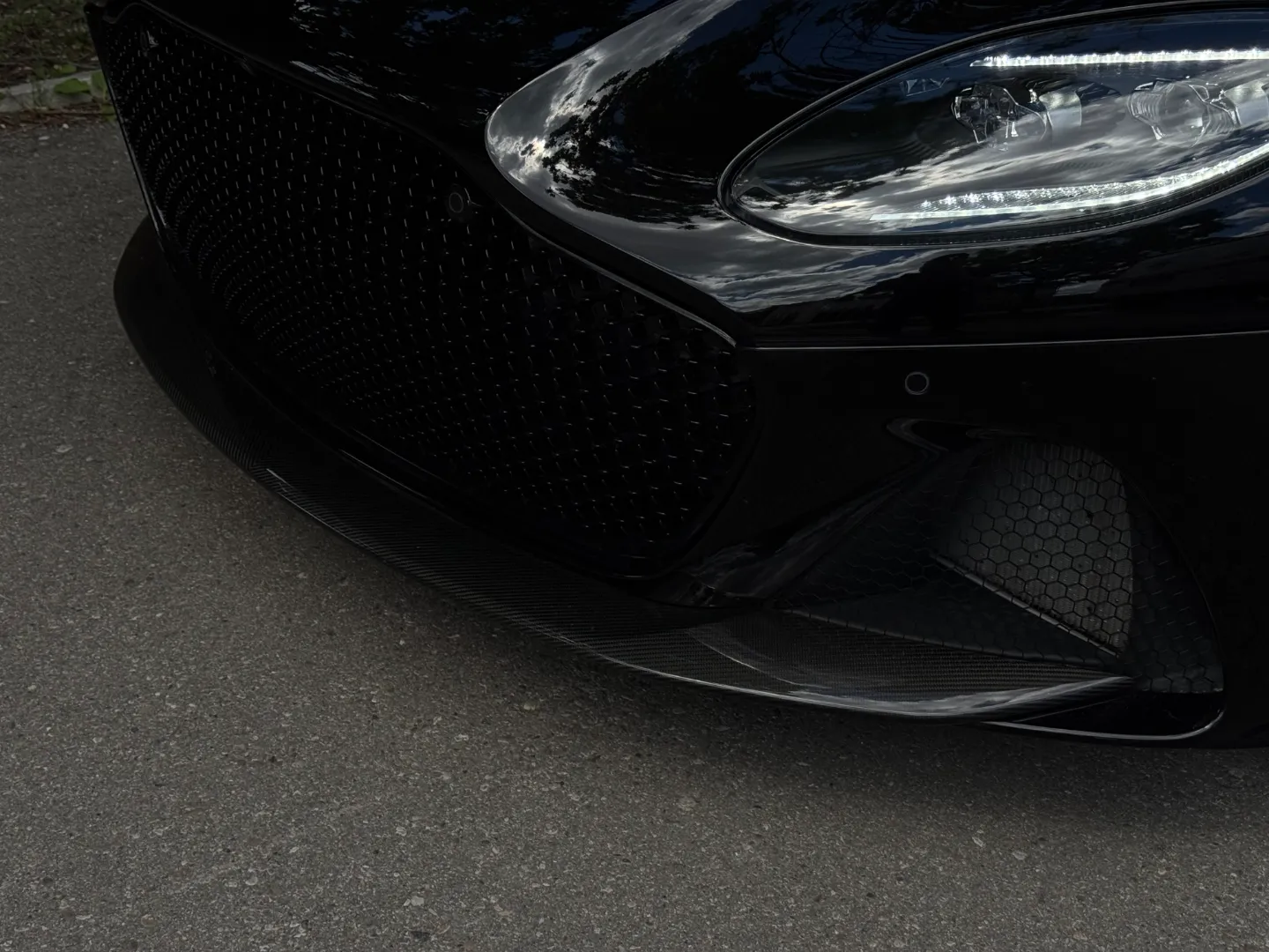 Aston Martin DBS Superleggera — photo 9