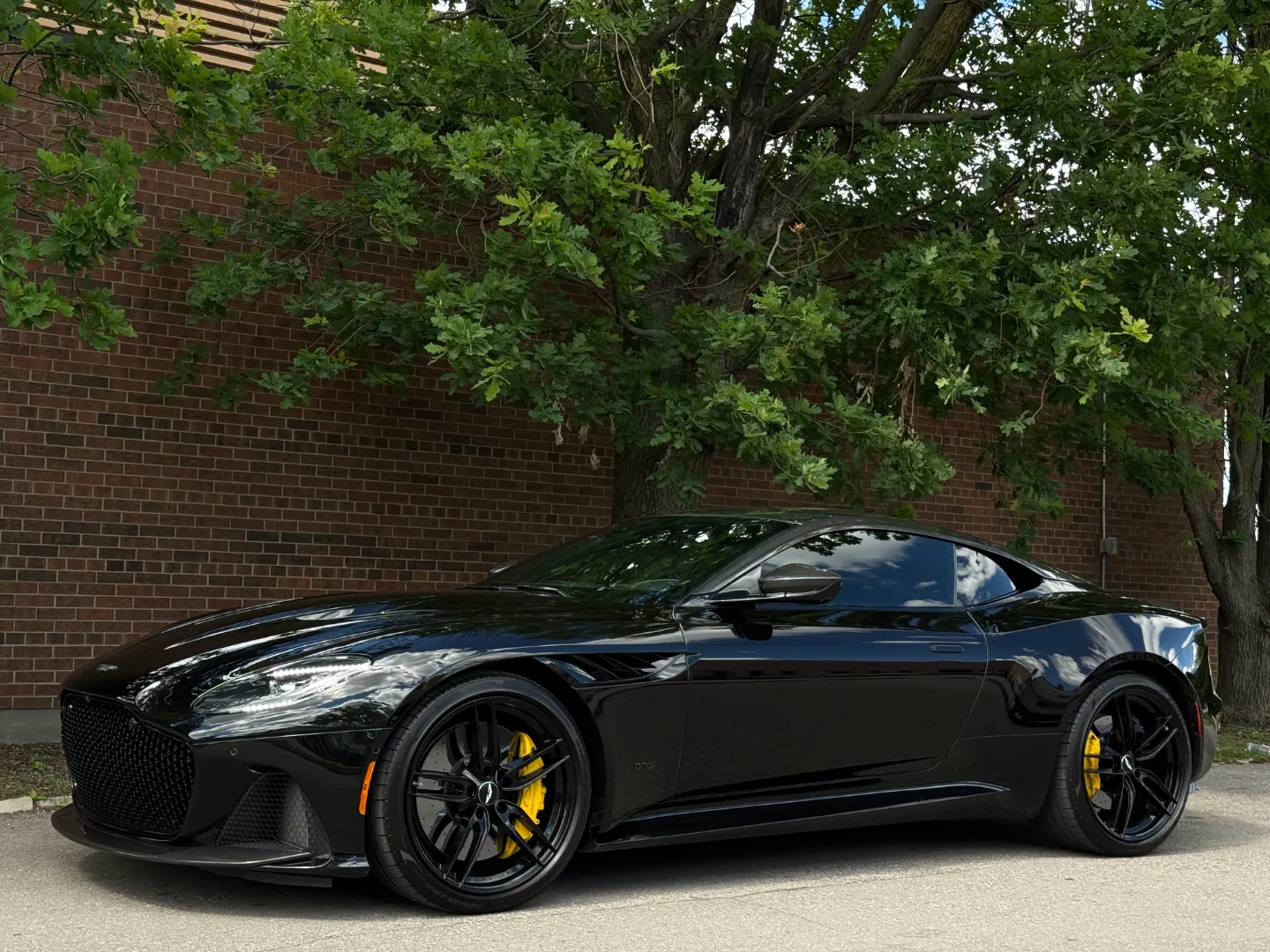 Aston Martin DBS Superleggera — photo 10