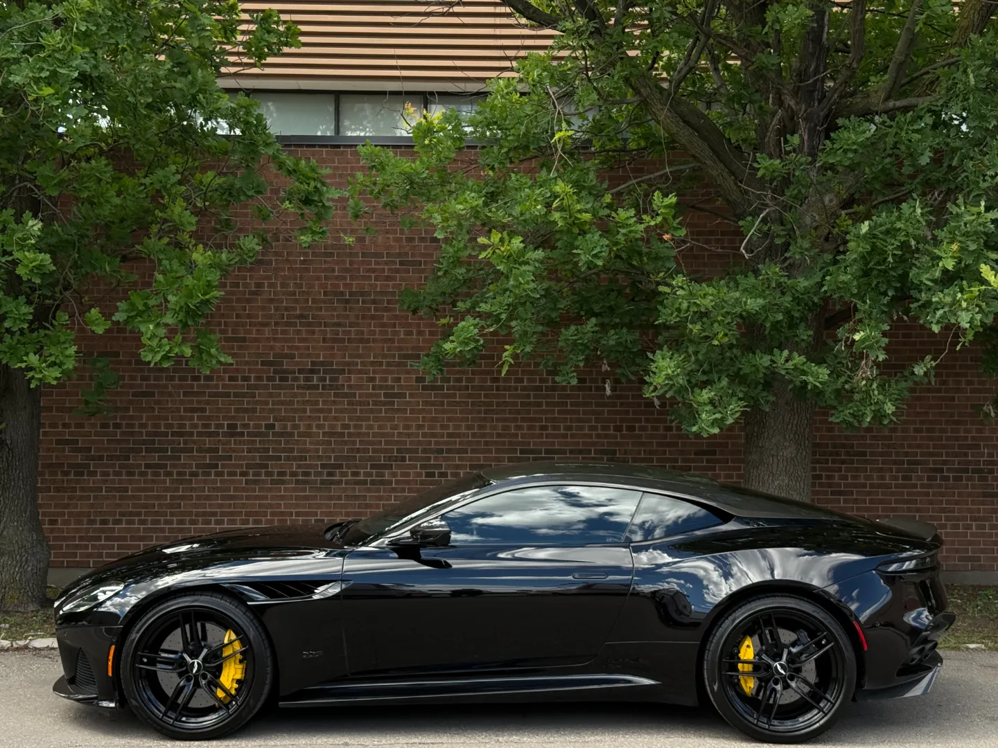 Aston Martin DBS Superleggera — photo 11