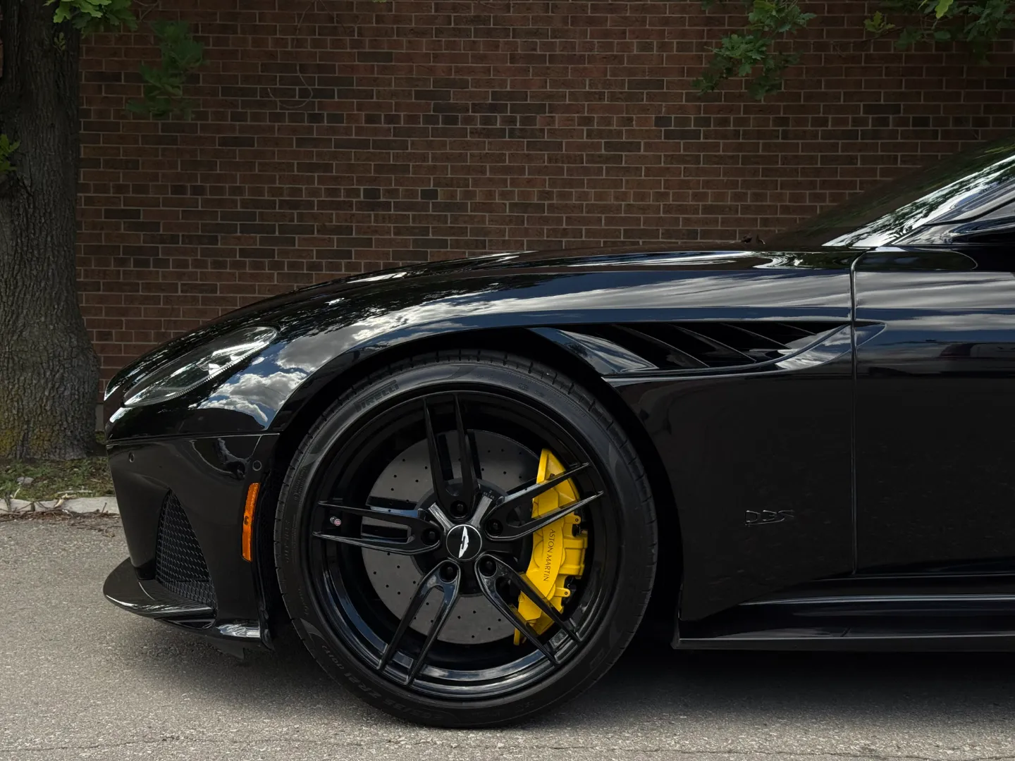 Aston Martin DBS Superleggera — photo 13
