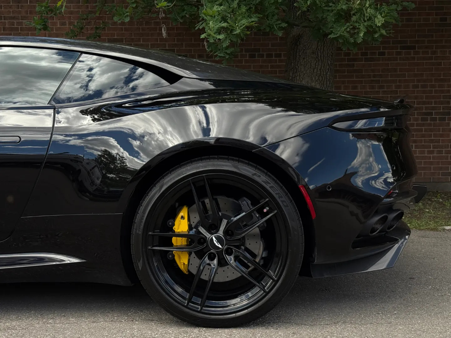 Aston Martin DBS Superleggera — photo 14