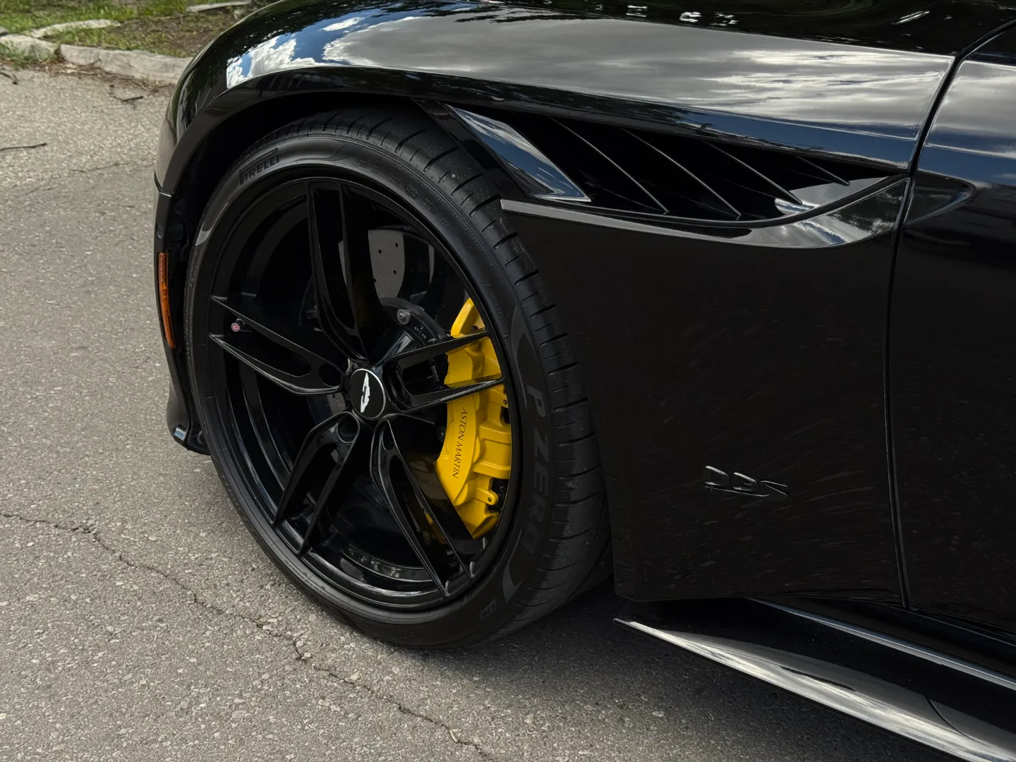 Aston Martin DBS Superleggera — photo 15