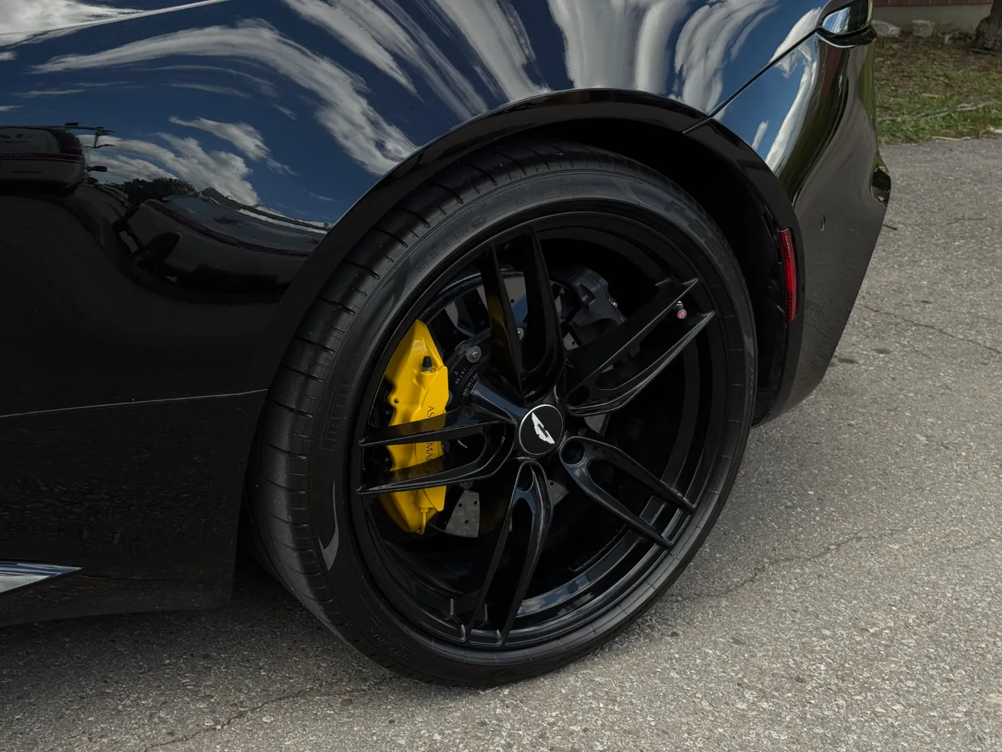 Aston Martin DBS Superleggera — photo 16
