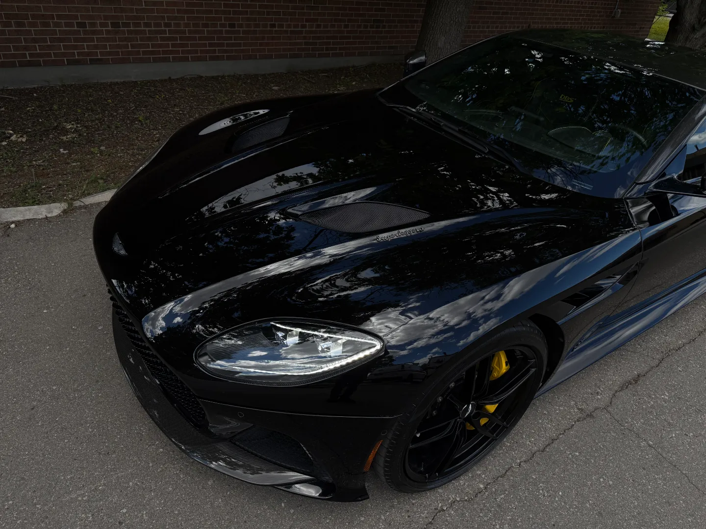 Aston Martin DBS Superleggera — photo 18