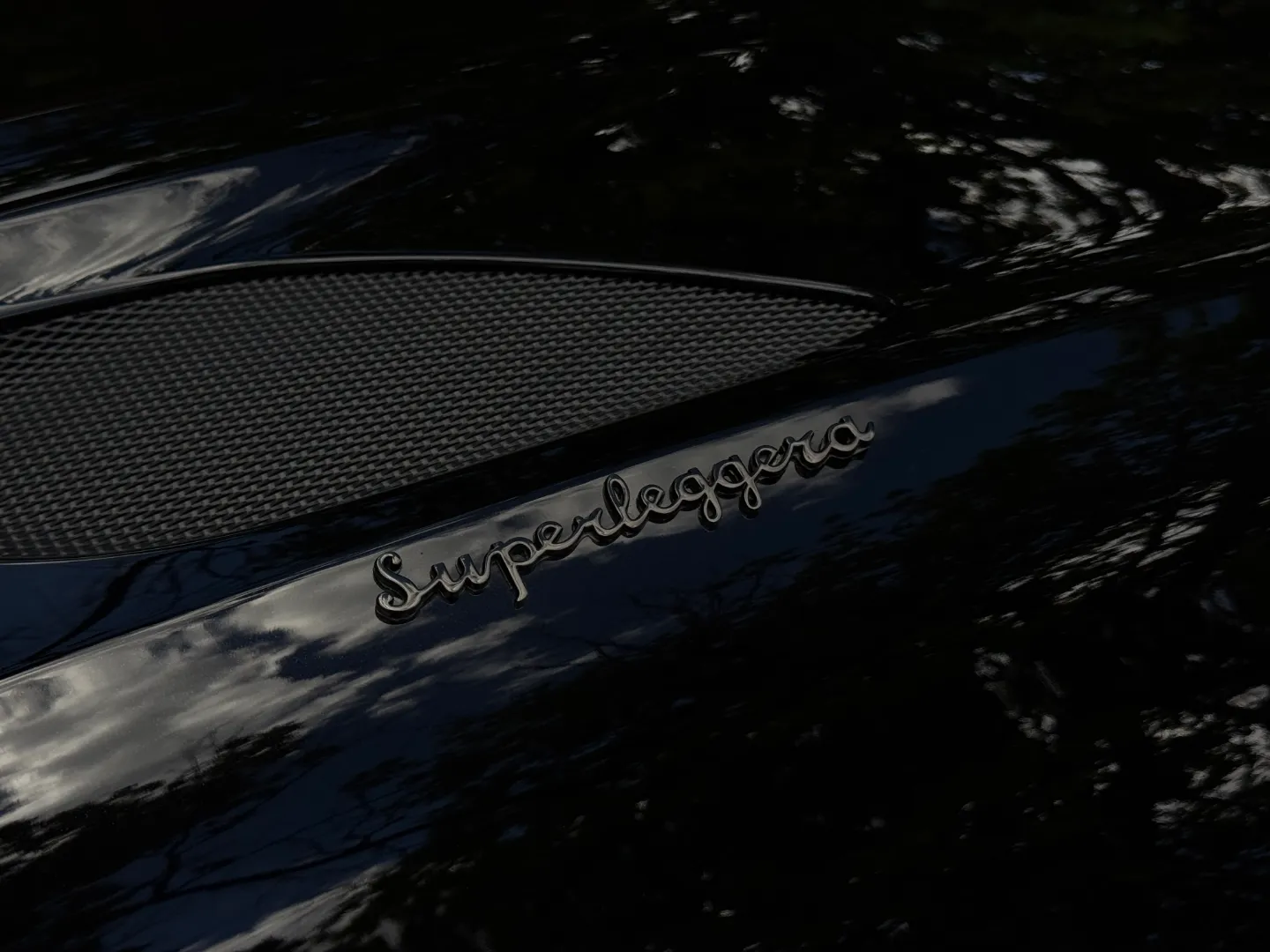 Aston Martin DBS Superleggera — photo 19