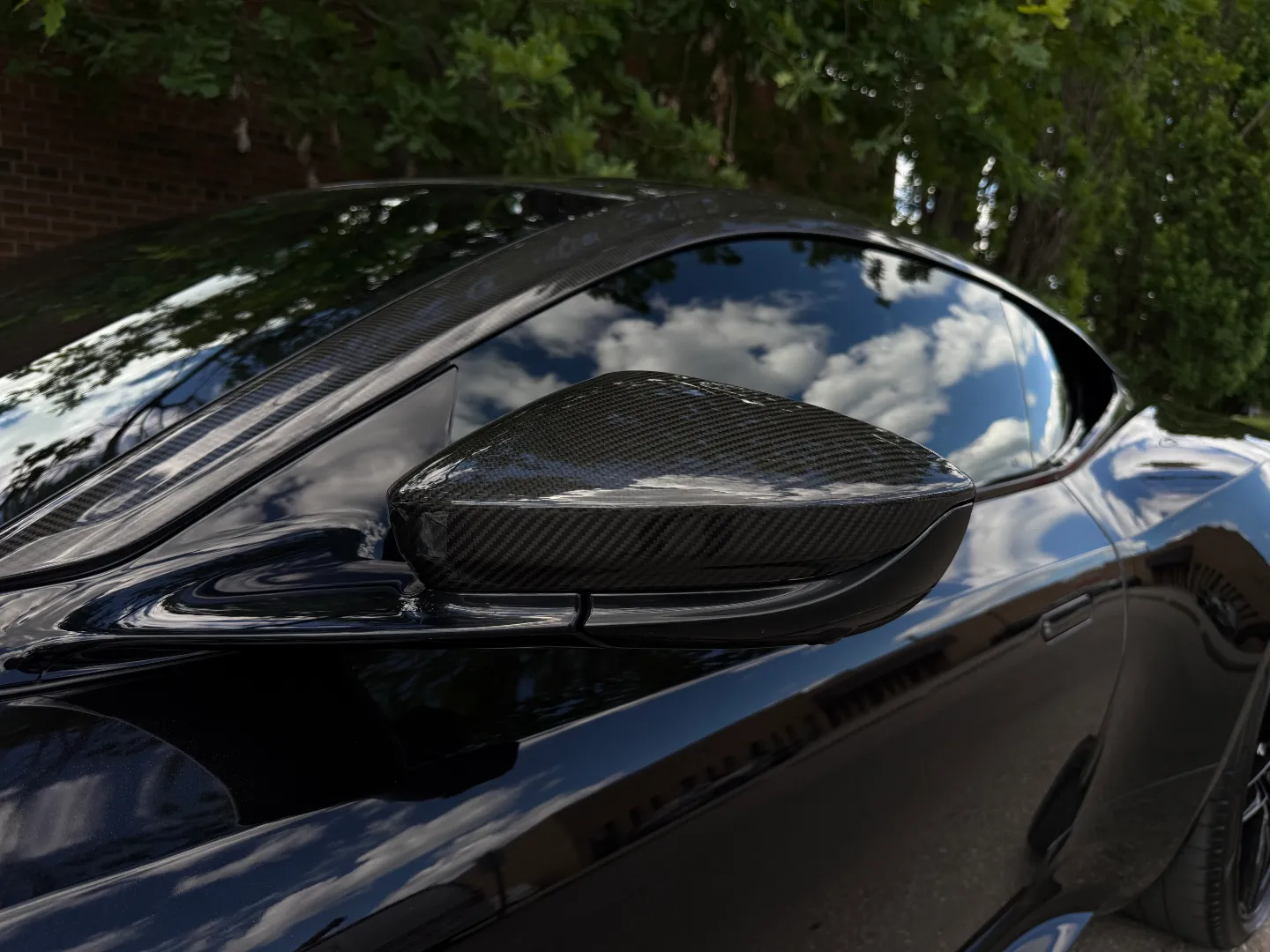Aston Martin DBS Superleggera — photo 21