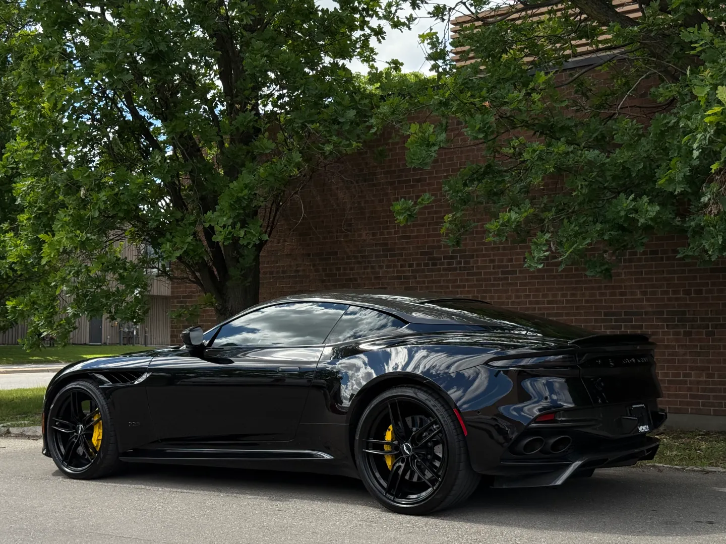 Aston Martin DBS Superleggera — photo 25