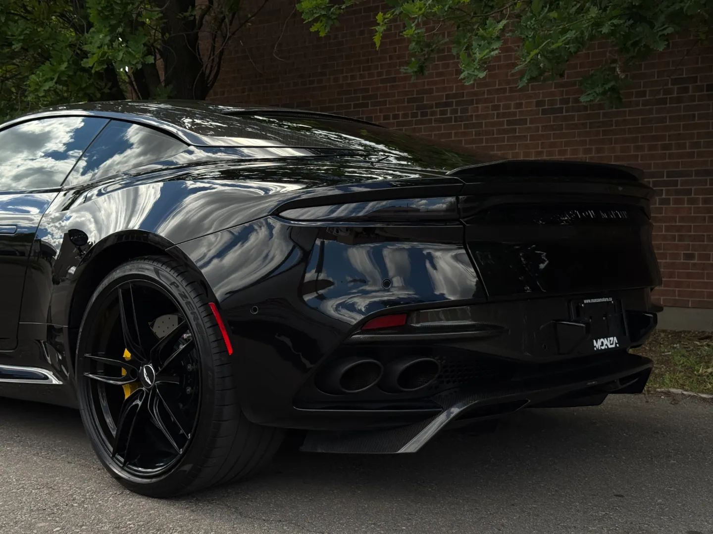 Aston Martin DBS Superleggera — photo 26