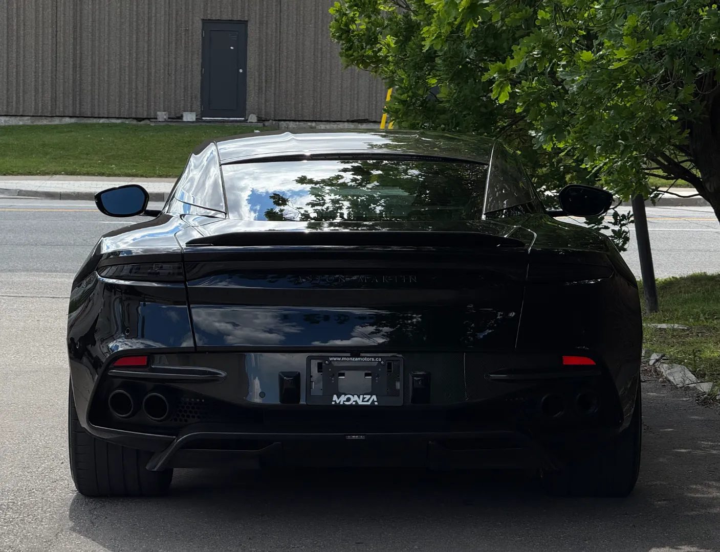 Aston Martin DBS Superleggera — photo 27