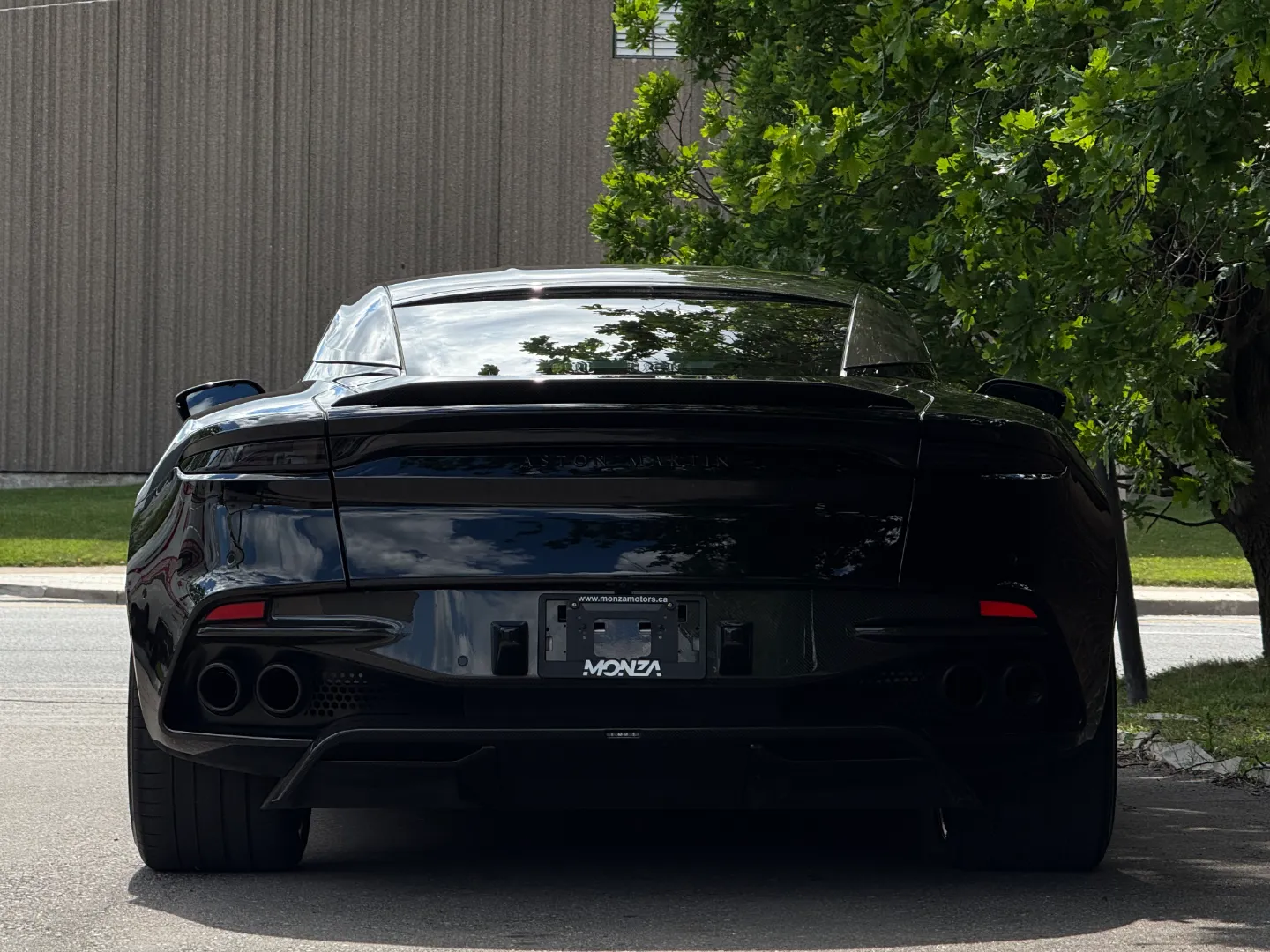 Aston Martin DBS Superleggera — photo 28