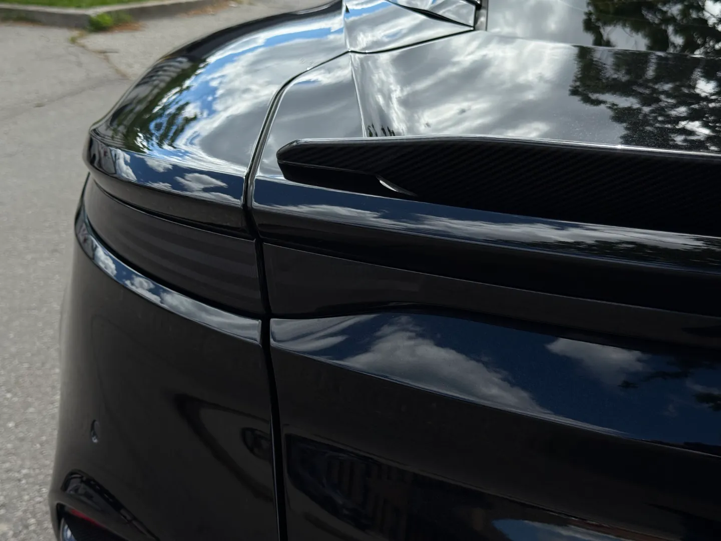 Aston Martin DBS Superleggera — photo 30