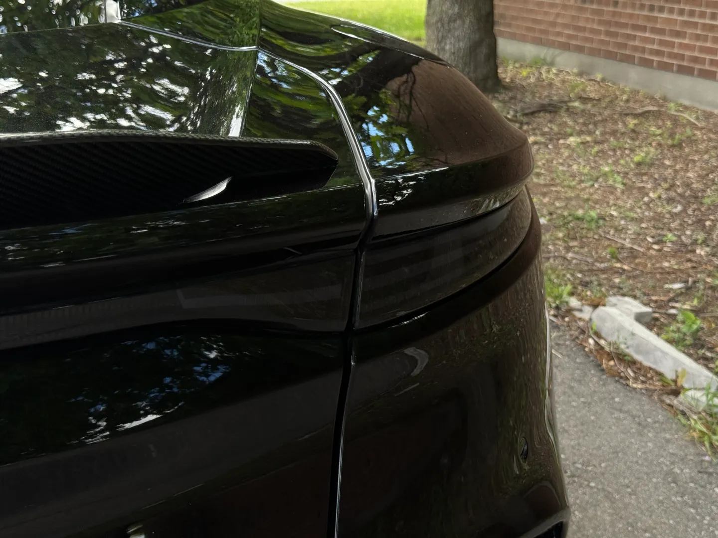 Aston Martin DBS Superleggera — photo 31