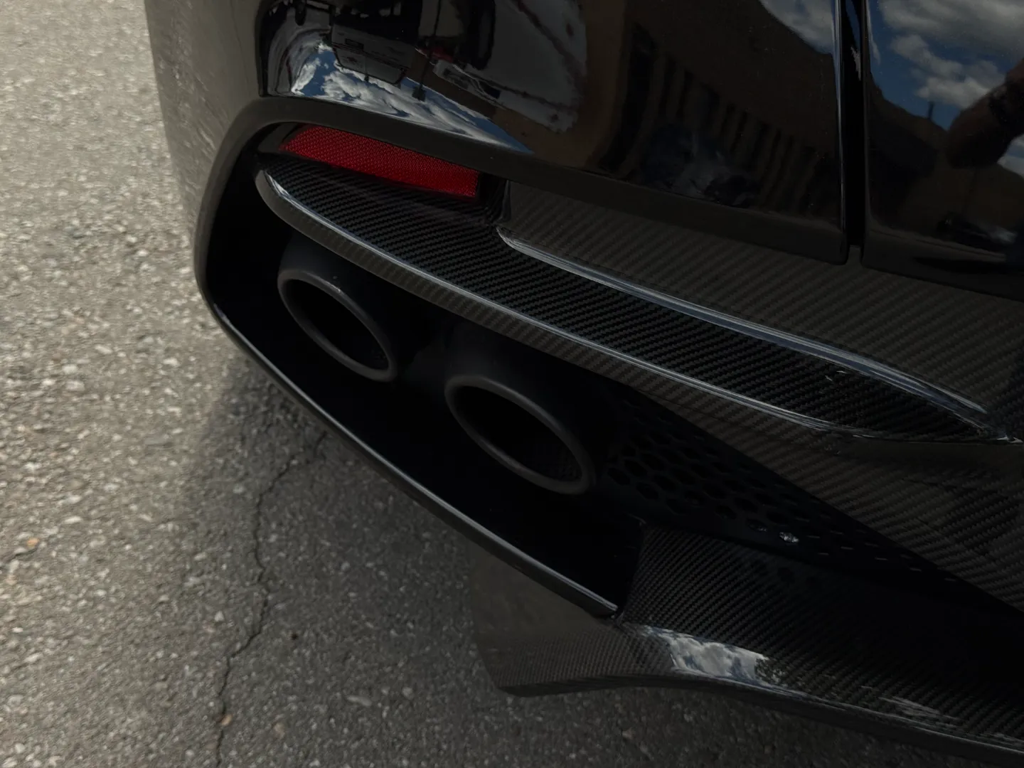 Aston Martin DBS Superleggera — photo 33