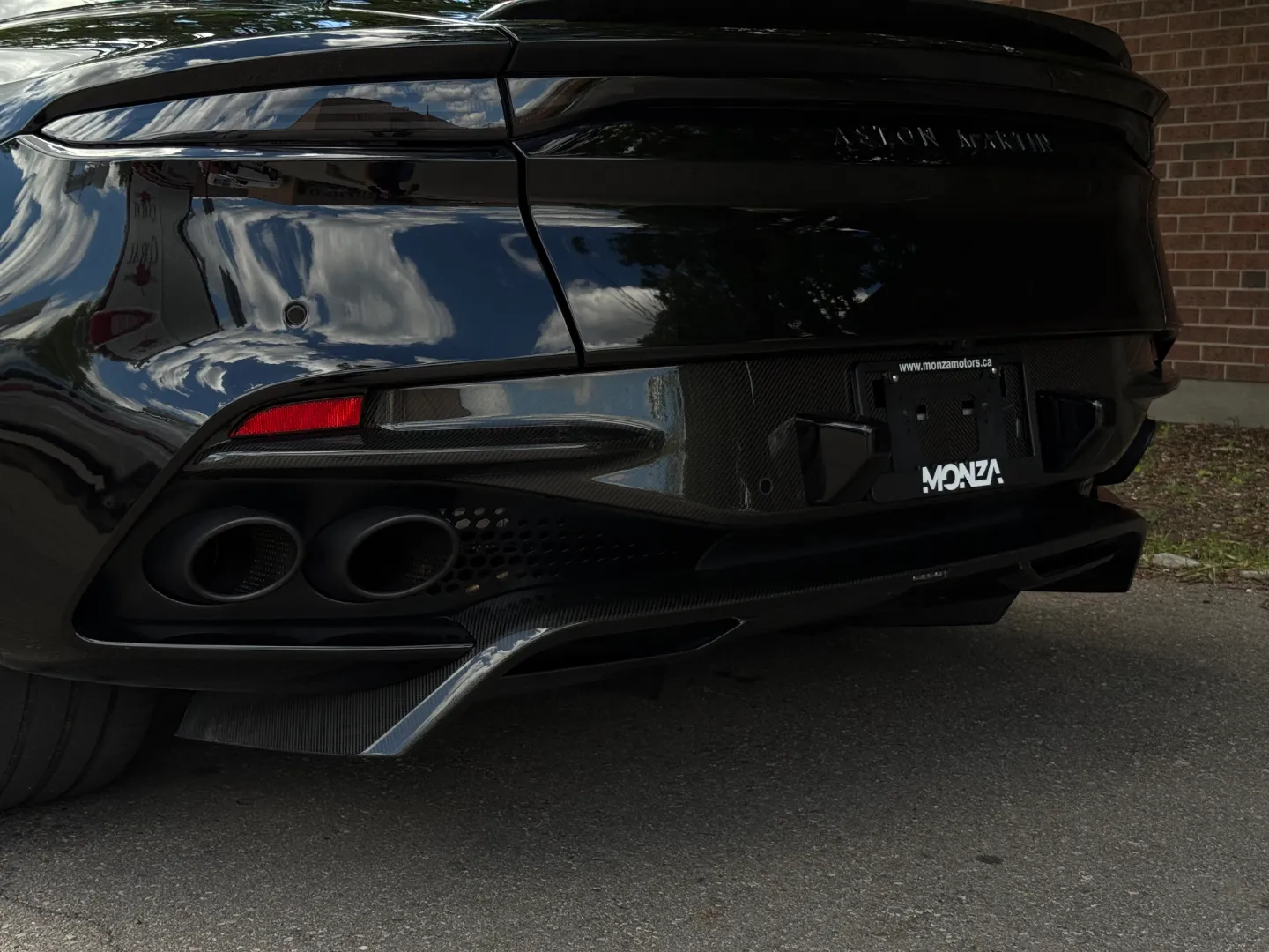 Aston Martin DBS Superleggera — photo 35