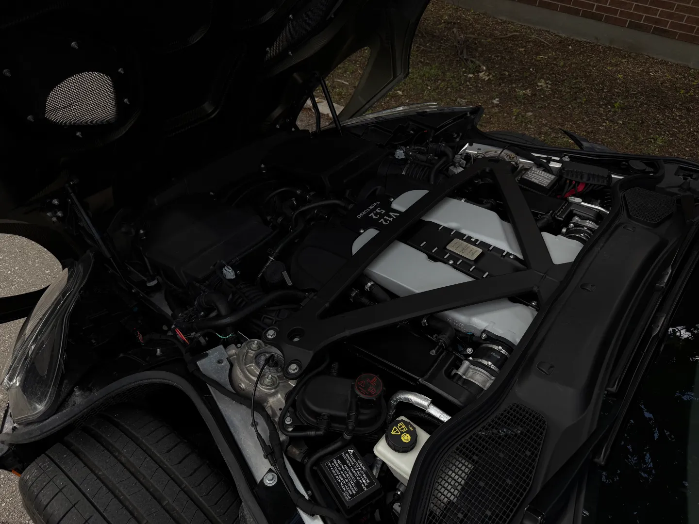 Aston Martin DBS Superleggera — photo 39
